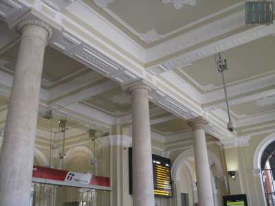 Superato l�ingresso principale, ci si trova nel  �corpo viaggiatori�, la parte della stazione che ospita le biglietterie. Qui si trovano antiche colonne in marmo che si stagliano unendosi a un soffitto decorato e ricco di elementi ornamentali